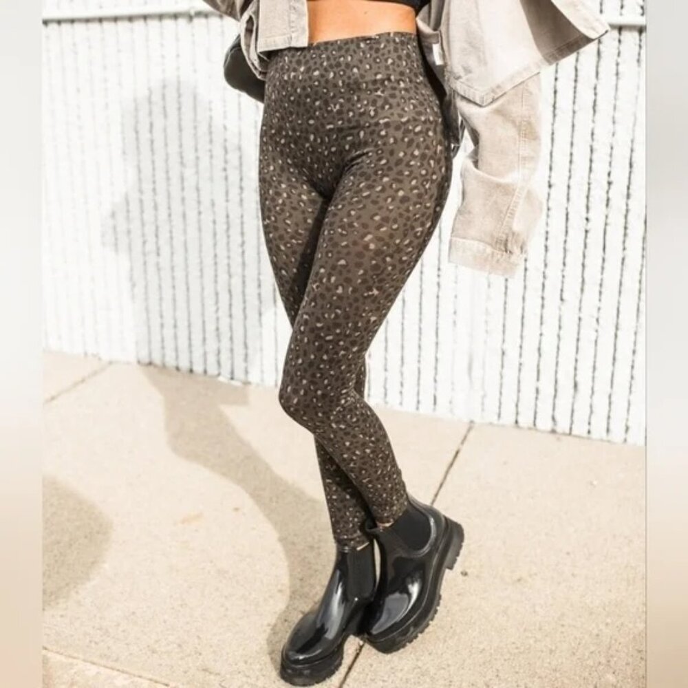 NWT SPANX Look at Me Now Seamless Leggings in Olive Leopard Size Small S NEW